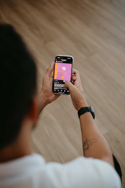 Facebook grubunda yorumları yöneten moderatör