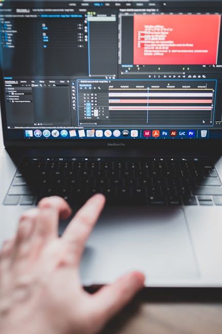 Mobilde video düzenleme yapan içerik üreticisi