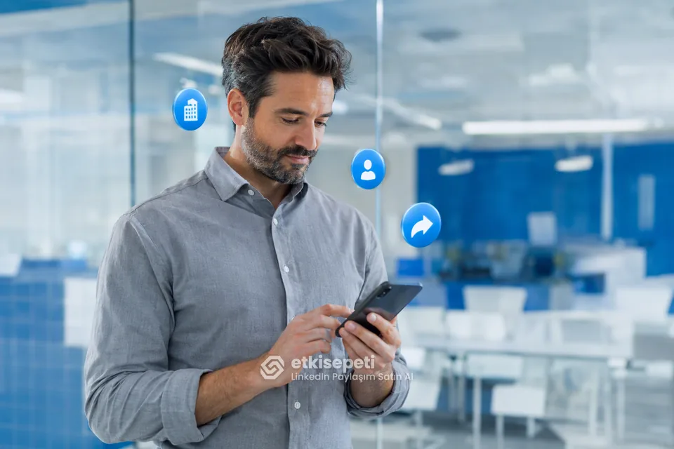 LinkedIn paylaşım satın al için şirket sayfası gönderisini telefonda kontrol eden yönetici
