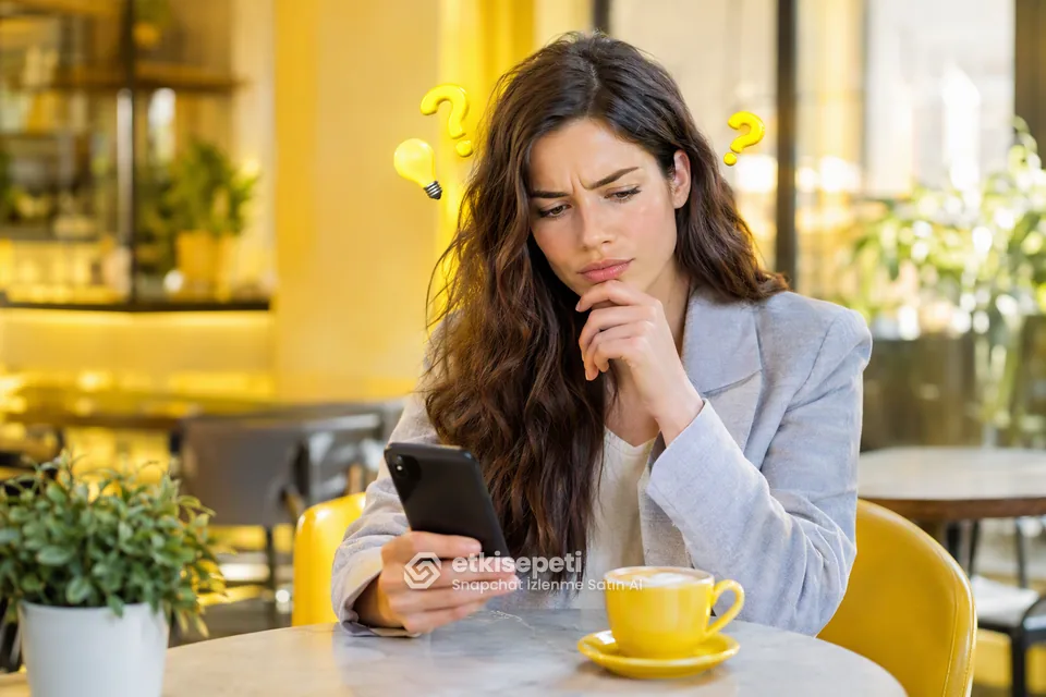 Snapchat İzlenme satın almadan önce sorularını düşünen bir kullanıcı