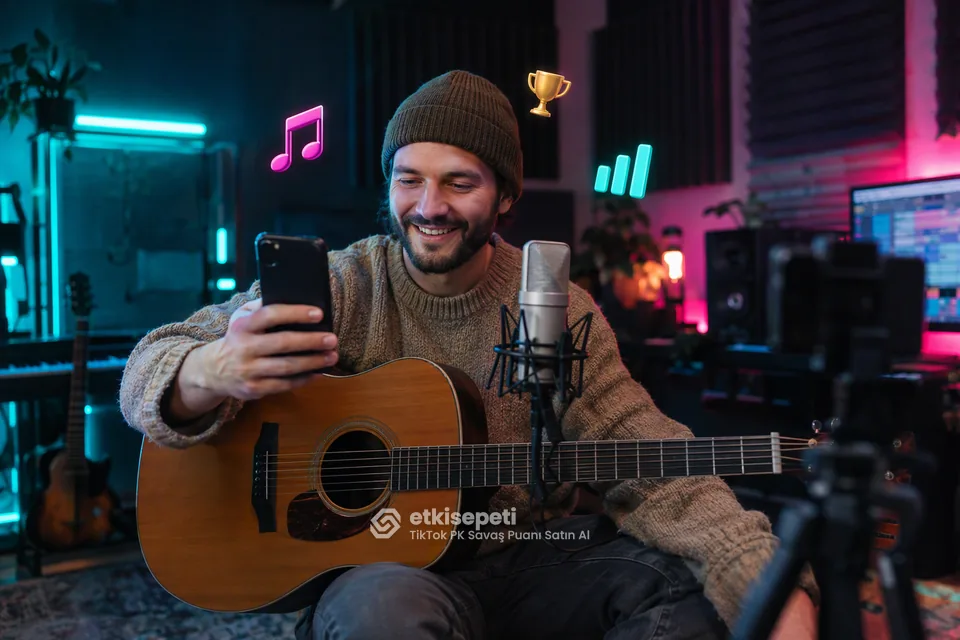 Canlı yayında PK savaşına hazırlanırken mikrofon ve telefon ayarlarını kontrol eden müzik yayıncısı